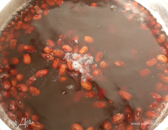 Красную фасоль промываем и заливаем холодной водой, убираем на ночь в холодильник. На следующий день еще раз промываем фасоль чистой водой и отвариваем до готовности, около часа. Воду не солим.