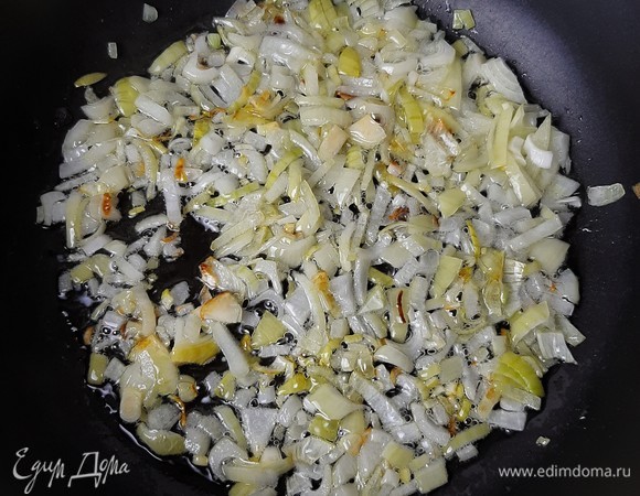 Репчатый лук измельчаем и обжариваем на растительном масле до золотистого цвета.