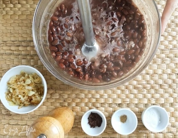 Готовую фасоль измельчаем блендером, густоту регулируем добавлением воды, в которой она варилась. Мне нравится густой суп.