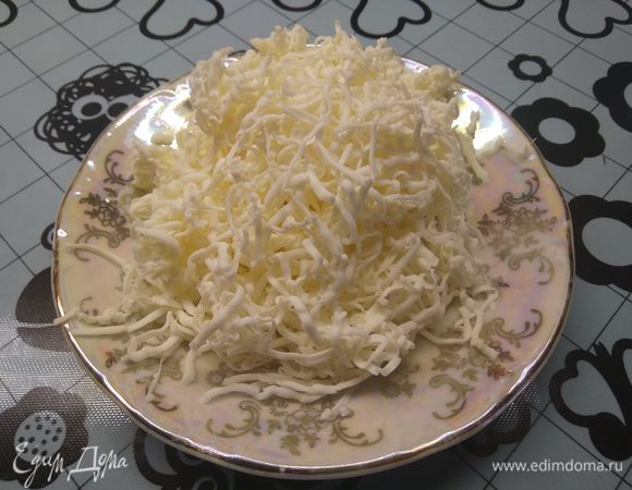 Сыр натереть на мелкой терке. У меня сырок «Для супа с луком», можно использовать любой. Добавить в кефирную смесь муку, тщательно размешать. В последнюю очередь добавить сыр и еще раз все перемешать.