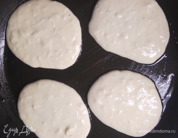 Сковороду смазать тонким слоем масла. Выпекать на среднем огне с двух сторон, выкладывая смесь столовой ложкой. У меня получилось 22 оладушка. Посыпать зеленью и подавать с любимыми соусами и приправами. Прекрасно сочетается с аджикой. Приятного аппетита!