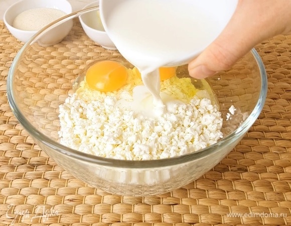 Я взяла творог высокой жирности (9 %). Добавляем к нему яйца, молоко и сахар.