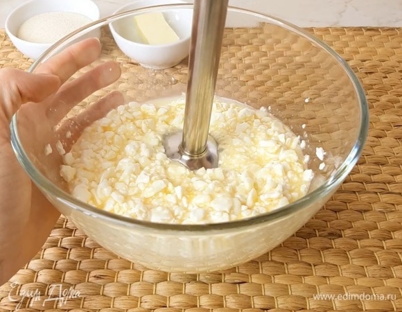 Пробиваем творожную массу погружным блендером. Как вариант, можно просто протереть творог через сито, либо если творог мелкий, то и не измельчать его вовсе. Я всегда пробиваю блендером, мне нравится, чтобы запеканка была однородной структуры.