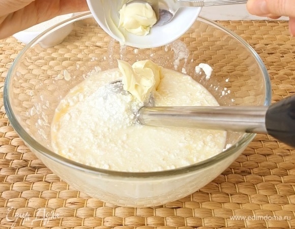 Добавляем в творожную массу мягкое сливочное масло комнатной температуры. Хорошо вымешиваем.