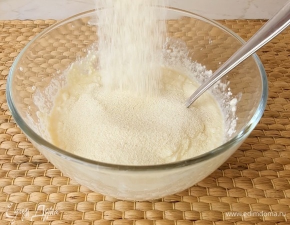 Добавляем манную крупу и щепотку ванилина. Хорошо промешиваем творожную массу ложкой или лопаткой. Если у вас есть время, то можно творожной массе дать настояться минут 20.