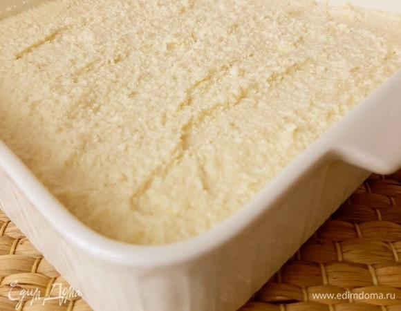 Смазываем форму для запекания кусочком сливочного масла и выкладываем нашу творожную массу, разравниваем ее. Запекаем в хорошо прогретой до 180°C духовке около 40 минут. 🍴Приятного аппетита!🍴