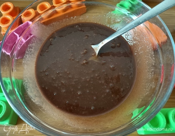 Затем добавить сахар, подсолнечное масло, яйцо и разрыхлитель. Хорошо перемешать.