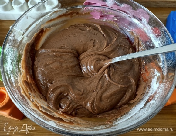 Постепенно добавить муку. Перемешать, должно получиться густое тесто.