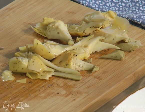 Артишоки разрезать на четвертинки.