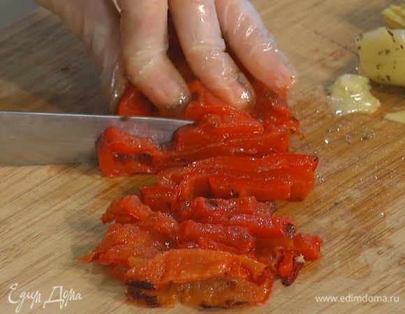Маринованный перец нарезать полосками.