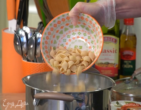 Макароны отваривать в подсоленной воде на пару минут меньше, чем указано на упаковке, затем воду слить.