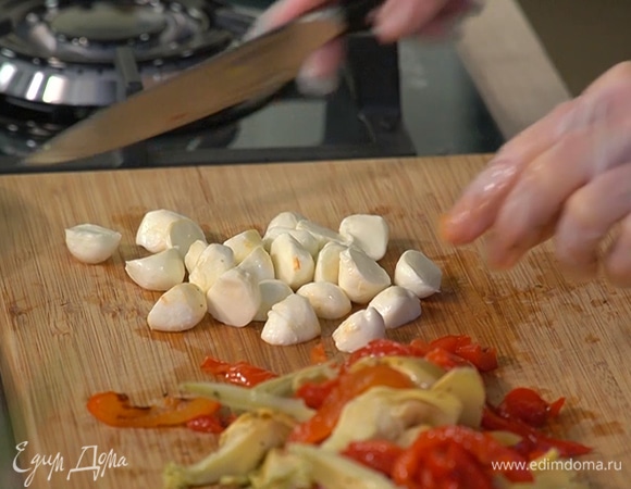 Моцареллу разрезать на половинки.