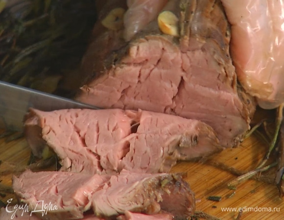 Готовый говяжий ростбиф нарезать небольшими ломтиками.