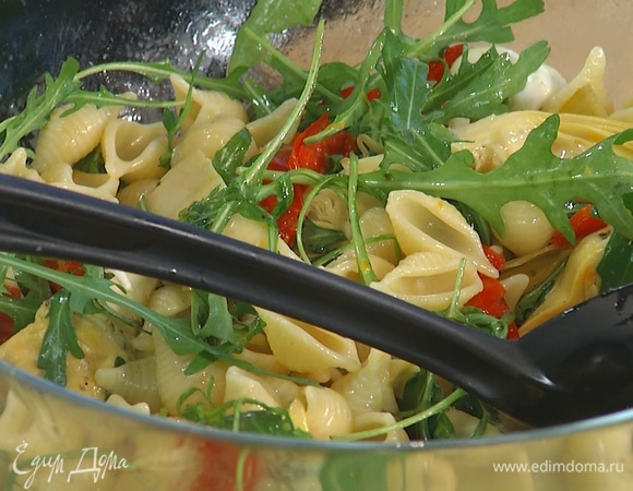 В глубокую миску выложить готовые макароны, добавить нарезанный перец, артишоки, цедру и сок лимона, моцареллу и руколу, заправить все оливковым маслом и перемешать.