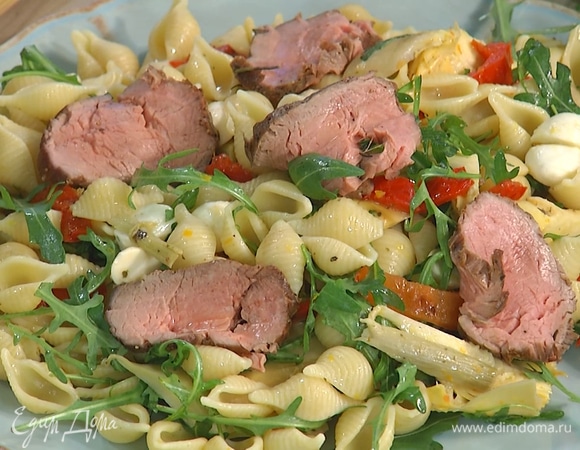 Выложить салат на большую тарелку, сверху разложить кусочки ростбифа.