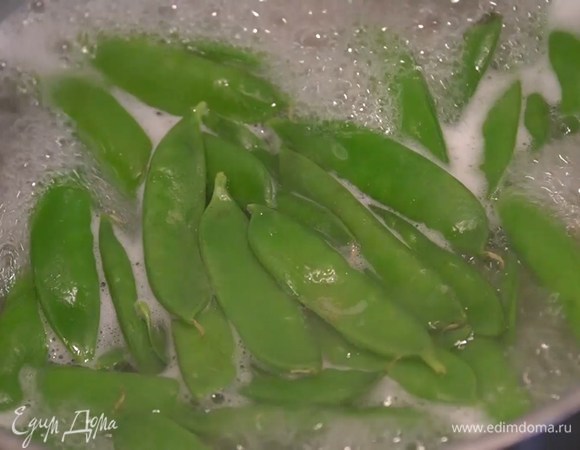 Макароны отваривать несколько минут в подсоленной воде, затем добавить стручки зеленого гороха, все перемешать и готовить еще 3‒4 минуты (общее время приготовления должно быть на две минуты меньше, чем указано на упаковке).