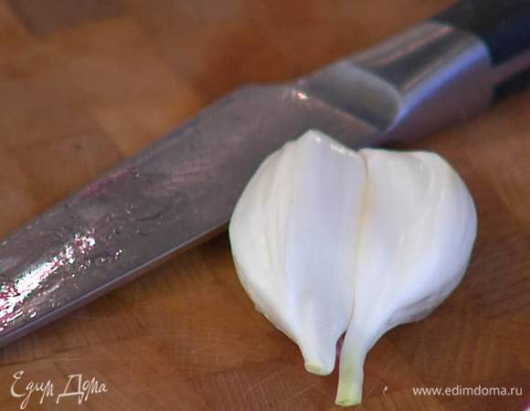 Зубчики чеснока почистить.