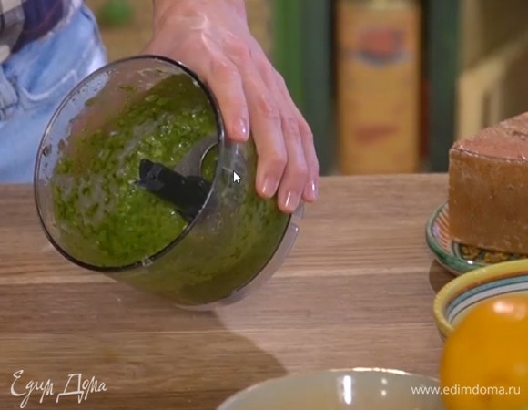 Листья базилика, чеснок и анчоусы выложить в чашу блендера, влить 3‒4 ст. ложки оливкового масла и все взбить.