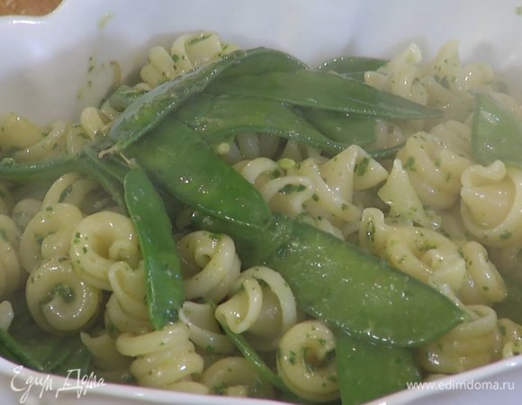 Воду, в которой варились макароны слить, вернуть макароны обратно в кастрюлю, добавить зеленый соус, влить оставшееся оливковое масло и все перемешать.