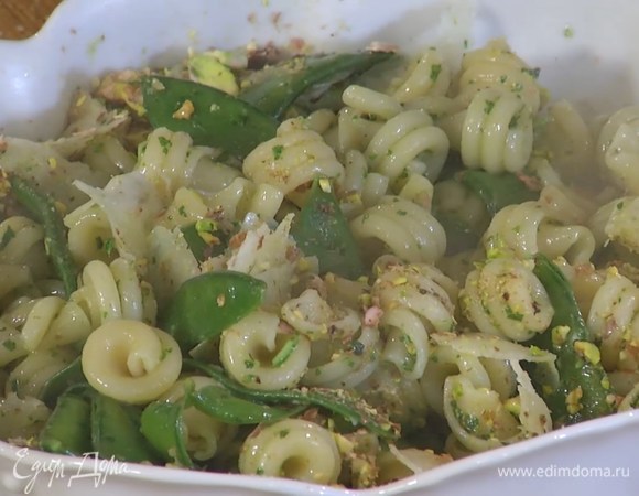 Выложить пасту на блюдо, посыпать пекорино и фисташками, все перемешать.