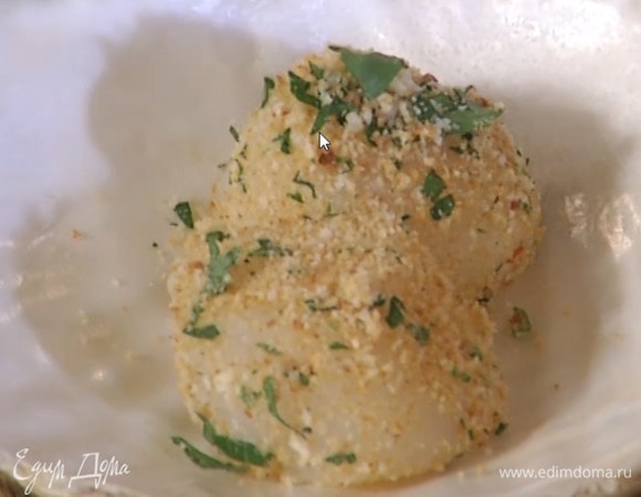 Гребешки обвалять в измельченных сухарях с зеленью.
