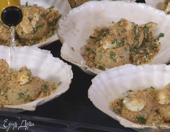 Поместить тарелки с гребешками на противень, влить в каждую тарелку по 1 ст. ложке белого вина.