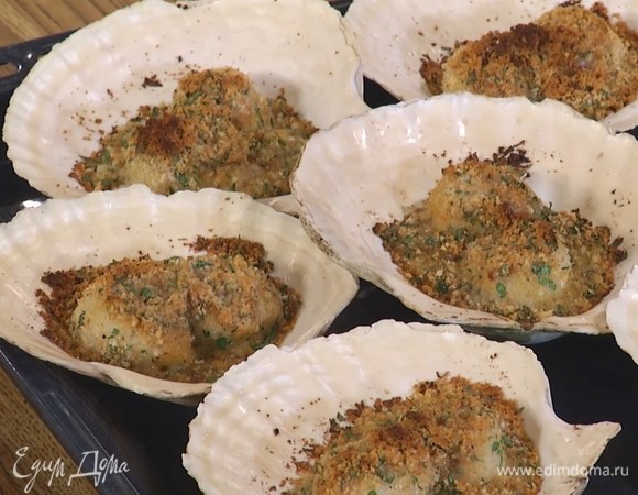 Запекать гребешки в разогретой духовке 8‒10 минут.