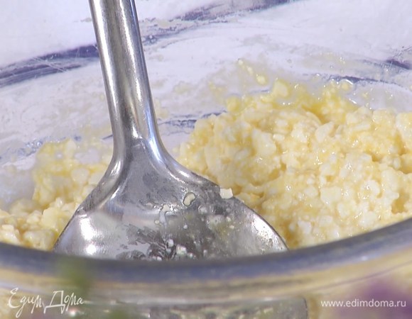 Творог с яйцами размять в глубокой миске, затем добавить соду, разрыхлитель, сахар и соль, все вымешать.