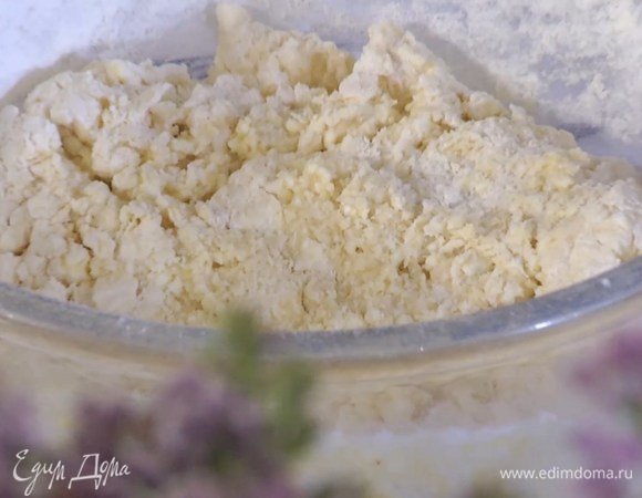 Порциями всыпать в тесто муку, ее может понадобиться и меньше двух стаканов — тесто должно получиться таким, чтобы можно было сделать шарики.