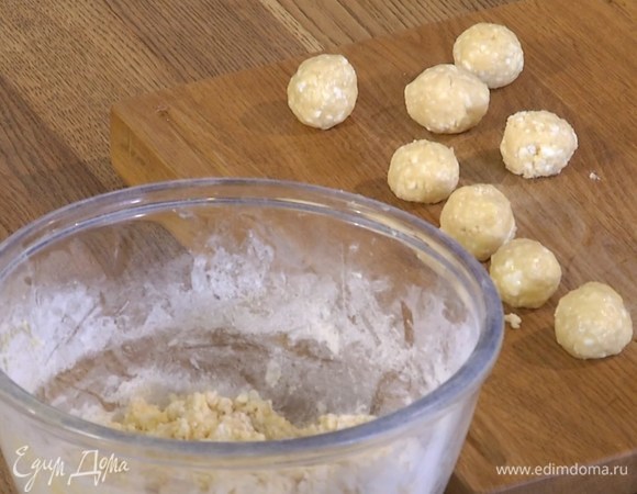Смазать руки оливковым маслом и сформировать из творожного теста шарики одинакового размера.