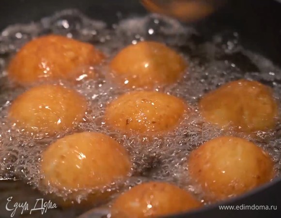 В сковороде вок разогреть оливковое масло и обжаривать пончики со всех сторон до золотистого цвета, затем выкладывать на бумажное полотенце, чтобы удалить излишки масла.