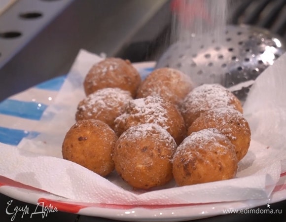 Горячие пончики посыпать сахарной пудрой.