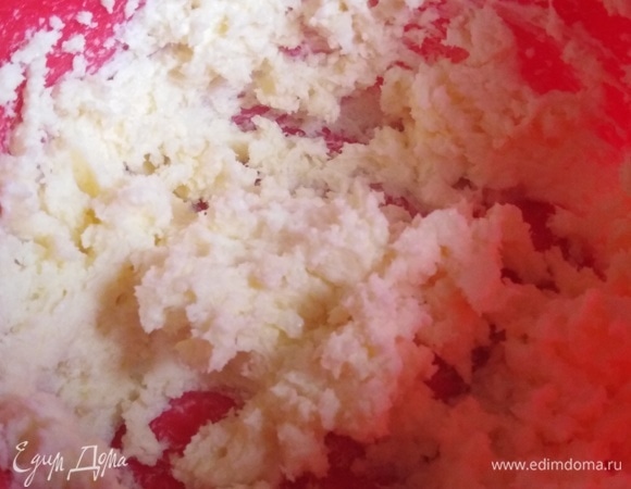 С апельсина снять цедру, выжать сок. Цедра нужна для теста, а сок пойдет в начинку. Размягченное масло взбить с сахаром.