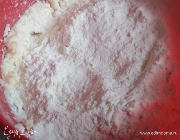 Засыпать муку и соль.