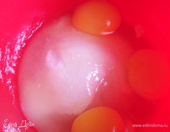 За это время яйца смешать с сахаром.