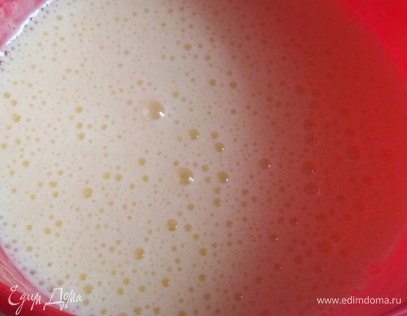 Взбивать до бела в течение 5 минут.