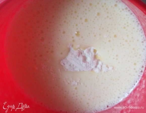 Добавить муку и апельсиновый сок. Еще раз пробить блендером.
