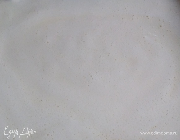 Достать форму с тестом из духовки. Залить яичной массой.