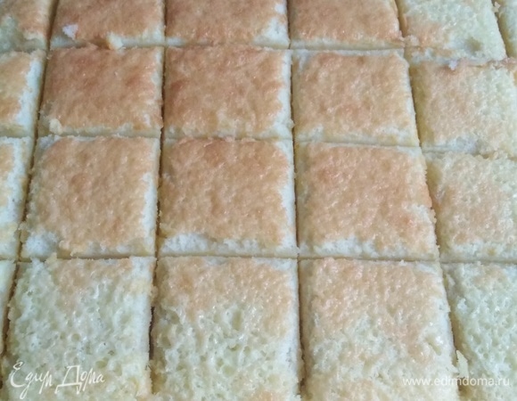 Готовое печенье достать из духовки и горячим нарезать на порционные куски.