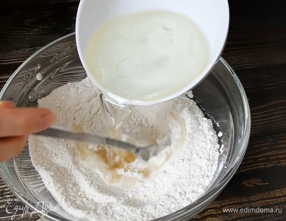 Просеиваем муку с разрыхлителем. Добавляем соль и ванилин. Теплую воду соединяем с растительным маслом и выливаем в мучную смесь.