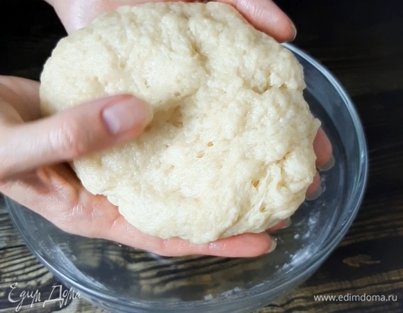 Хорошо вымешиваем тесто пару минут. Оно получается очень мягким, эластичным и нежным. Убираем его в холодильник минут на 20–30.