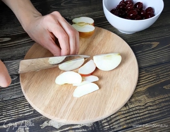 Нарезаем яблоко дольками, пластинками или кубиками — как вам нравится.