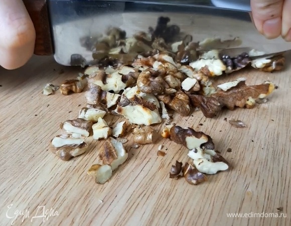 Грецкие орехи я предварительно подсушила на сковороде. Рубим их крупно ножом.