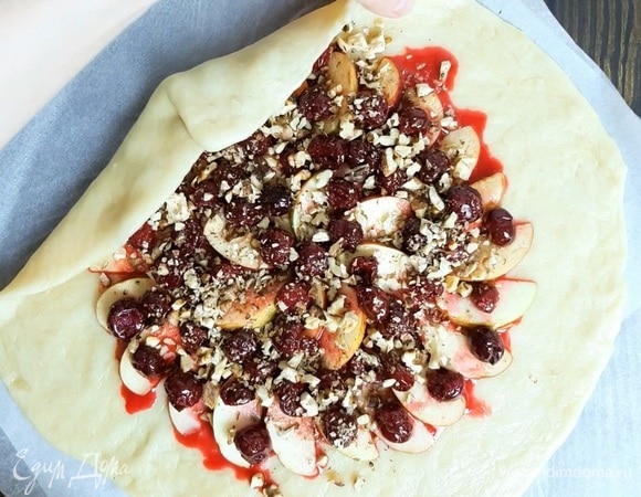 Формируем галету, защипывая свободные края теста внахлест. Выпекаем в хорошо разогретой духовке при 180°C 30 минут. У меня режим «верх-низ».