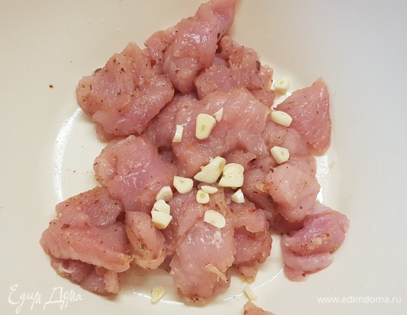 Филе промыть, просушить и нарезать на маленькие кусочки. Замариновать в специях, добавить 1 зубчик чеснока.