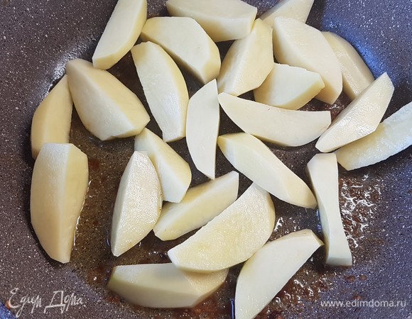 Картофель разрезать на дольки и обжарить до готовности.