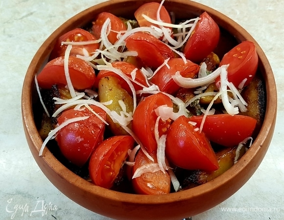 Лук нарезать полукольцами. Достать блюдо из духовки и посыпать луком. Можно добавить любимую зелень.