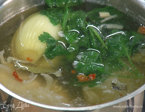 Бульон разогреть, выложить в него куриную грудку, добавить лук, петрушку и варить около 15 минут до готовности курицы.