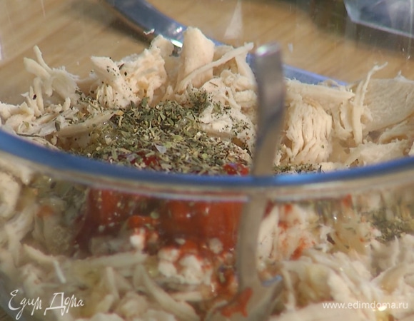 Готовую грудку переложить в глубокую миску и с помощью ножа и вилки разобрать на волокна, затем добавить паприку, томатную пасту, мед, сухой чеснок и прованские травы, все перемешать.  