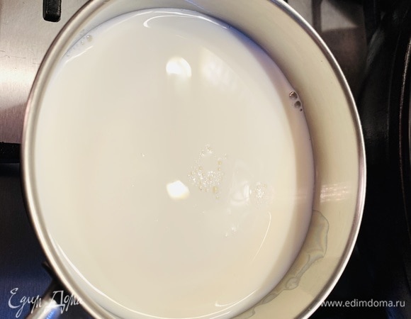 Подогреть молоко, не кипятить.